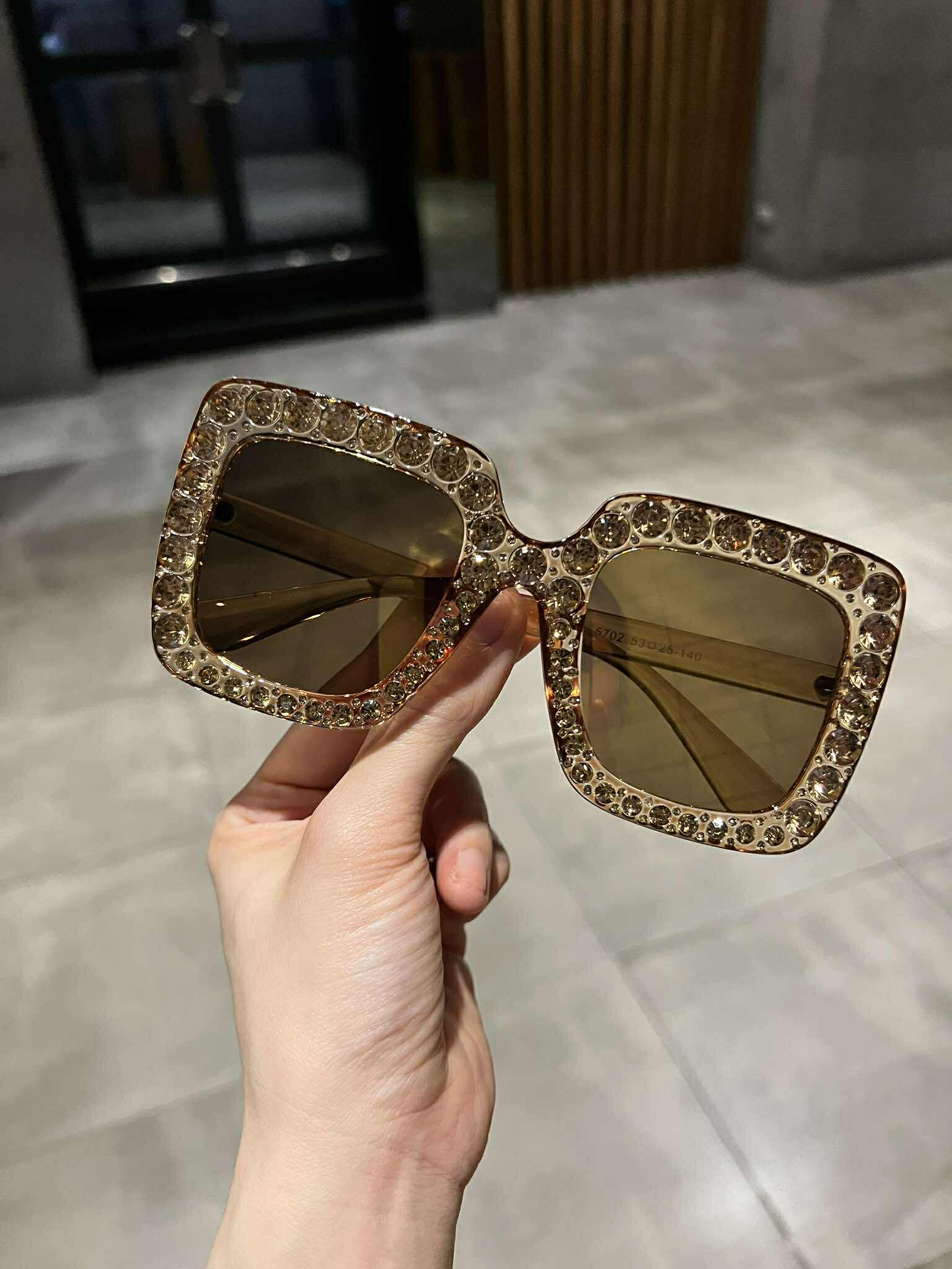 Kính râm nữ sành điệu đính đá (Màu vàng)