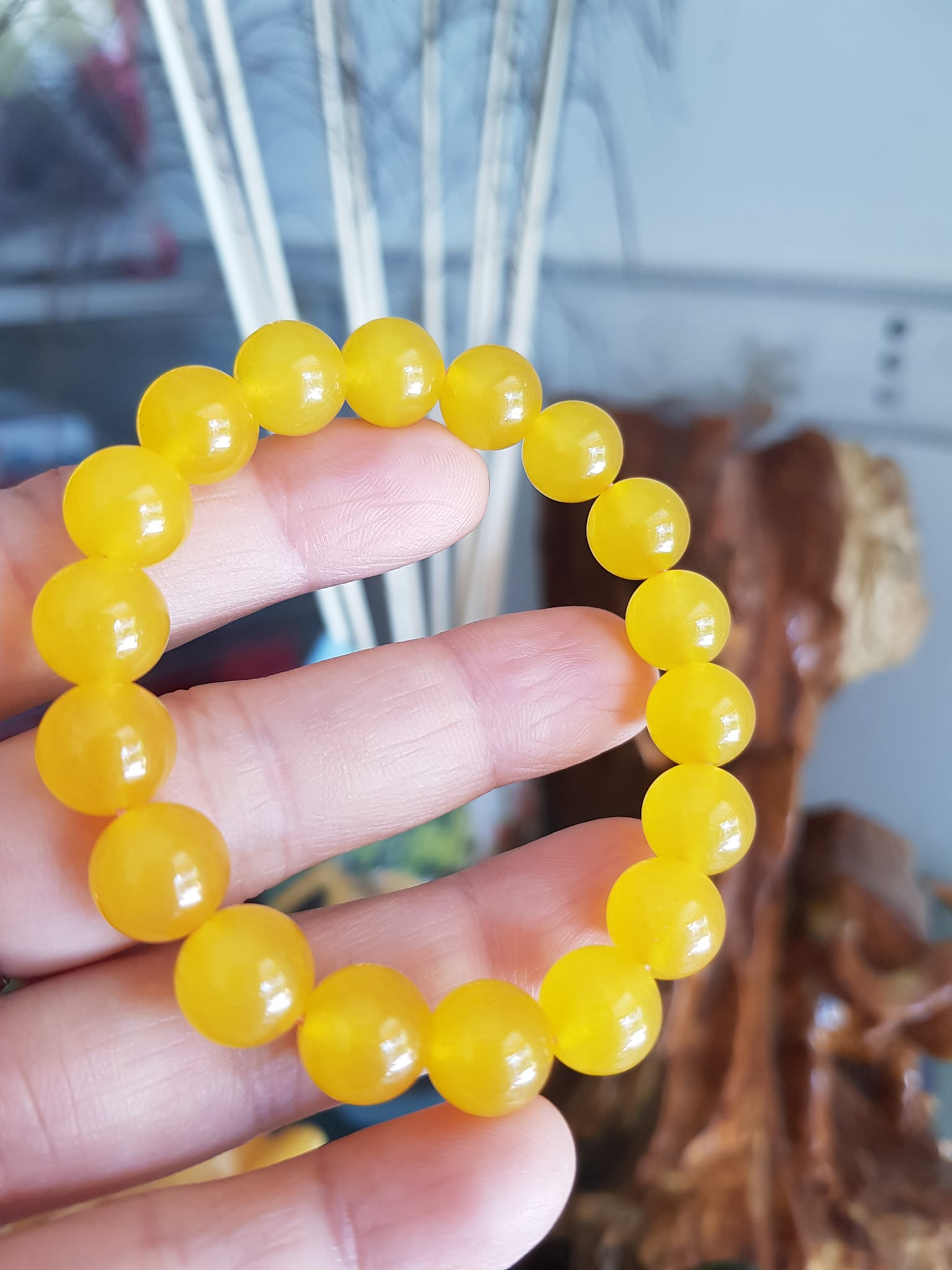 Chiếc Vòng tay đá mã não vàng anh tươi quá đẹp  Size hạt 10mm Nữ mệnh kim thổ thủy đeo  Vòng vàng anh này người lớn trẻ em nhỏ đeo được hết ạ rất là xinh xắn luôn