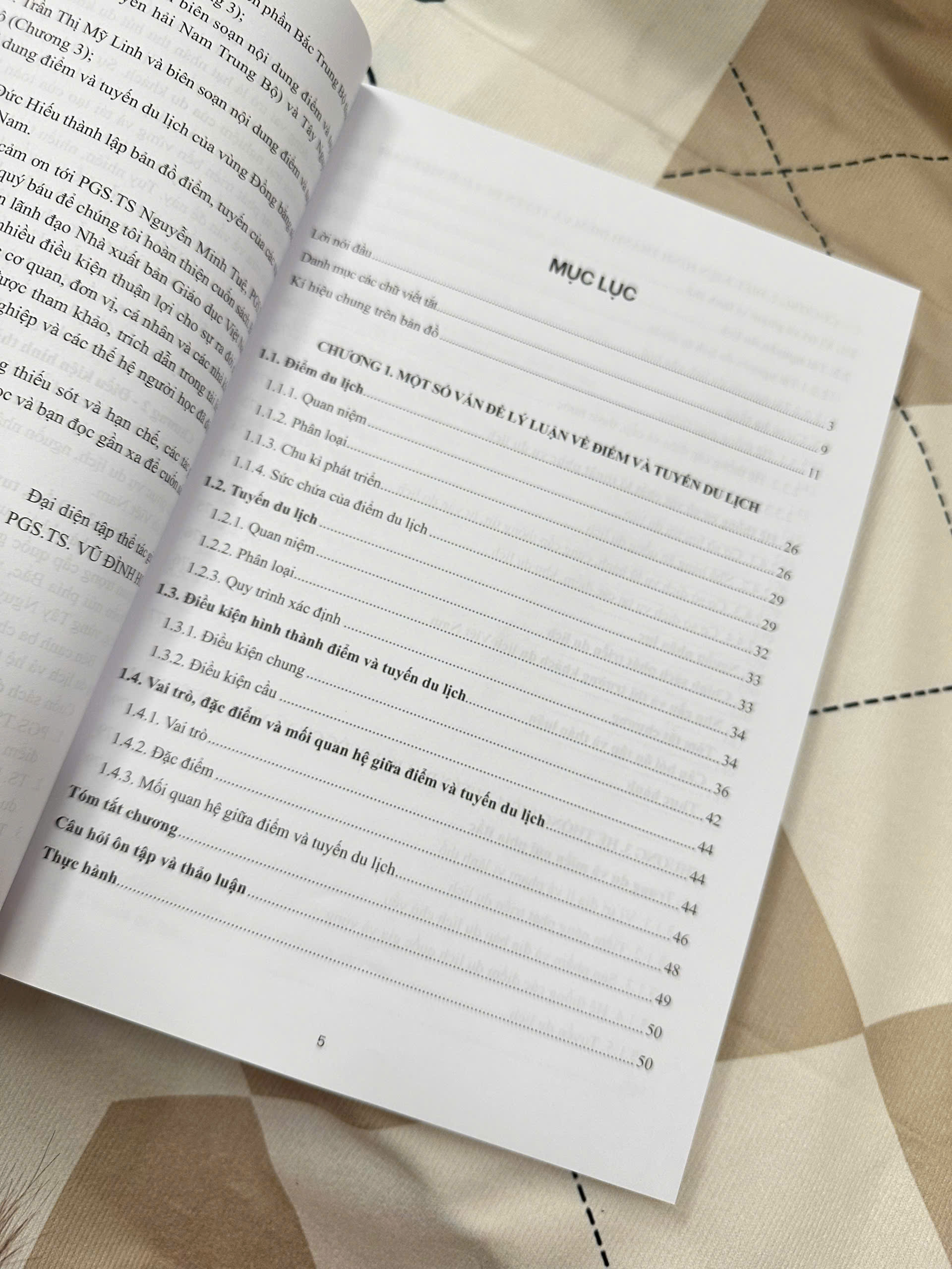 Sách - Điểm, tuyến du lịch một số vấn đề lý luận và thực tiễn ở Việt Nam