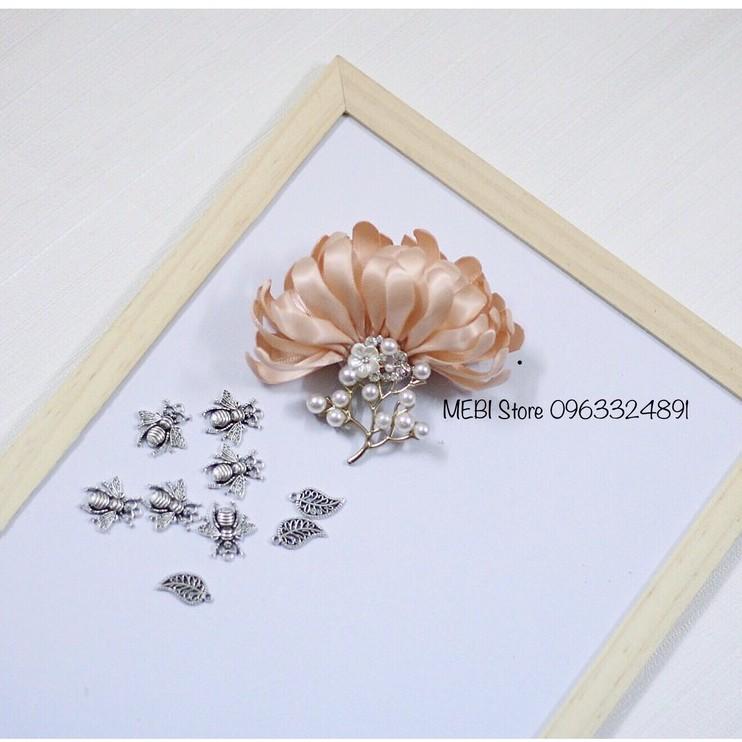 Hoa cài áo handmade mẫu cúc nửa bông cành trai sang chảnh xinh xỉu luôn