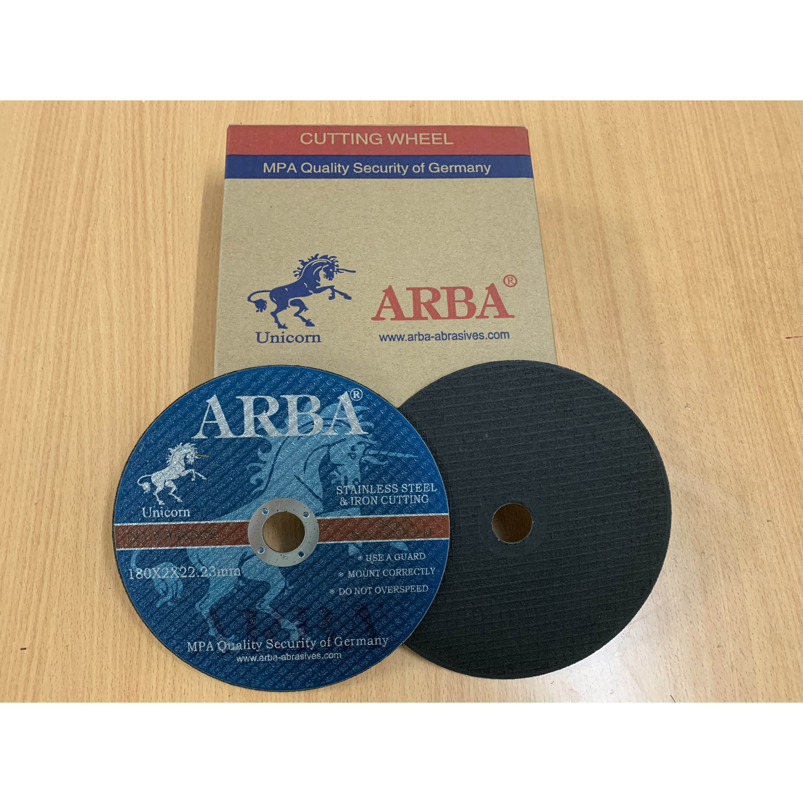 Đá cắt ARBA 180x2x22.23mm 25 viên.