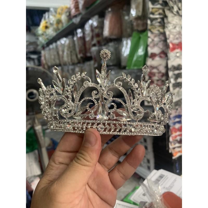 Vương miện cô dâu cổ tích chất liệu đá bắt sáng phản chiếu lấp lánh dưới ánh đèn hoa văn cầu kỳ mới giangpkc