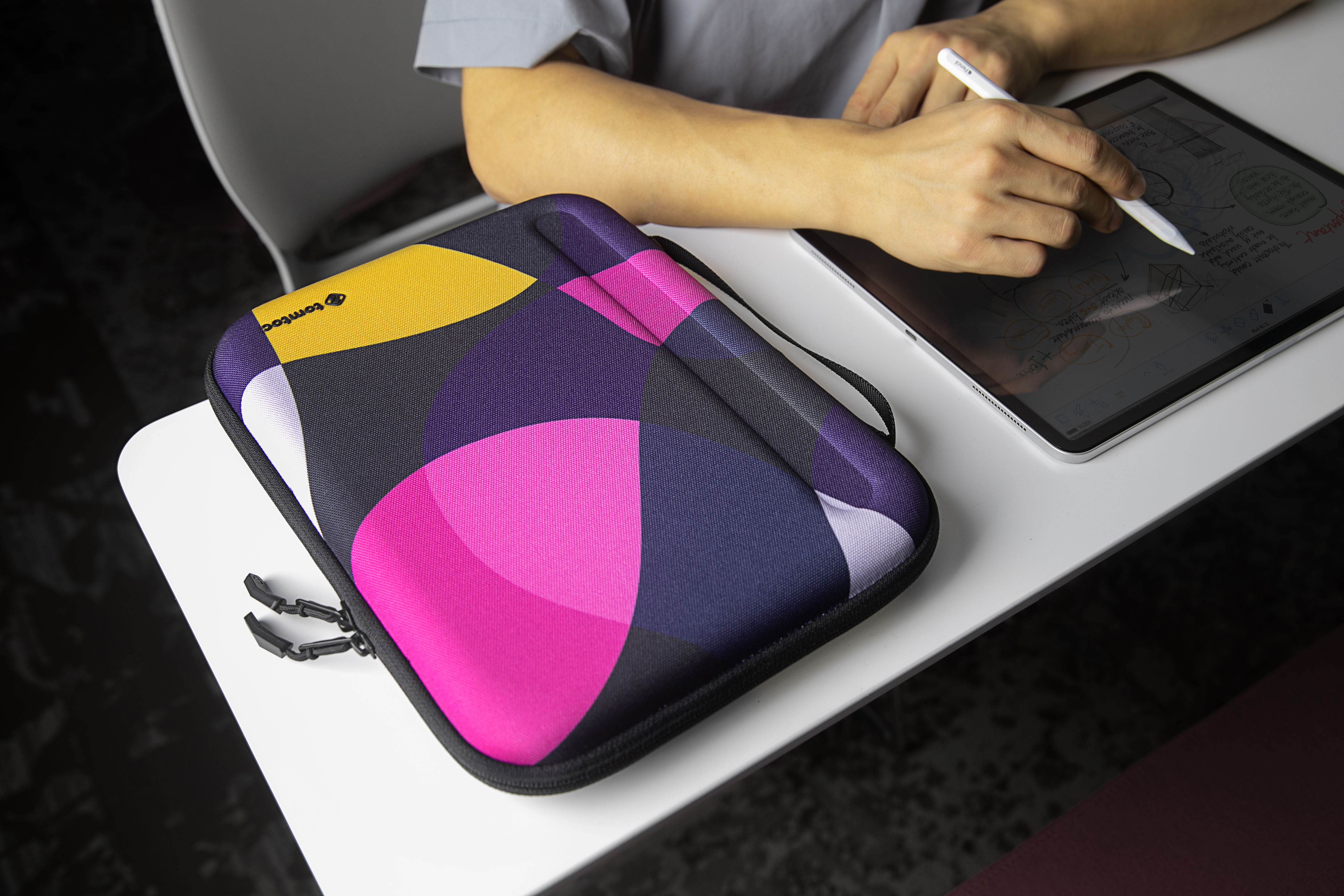 TÚI CHỐNG VA ĐẬP TOMTOC PORTFOLIO HOLDER HARDSHELL IPAD PRO 9.7-11INCH & TABLET/NOTEBOOK