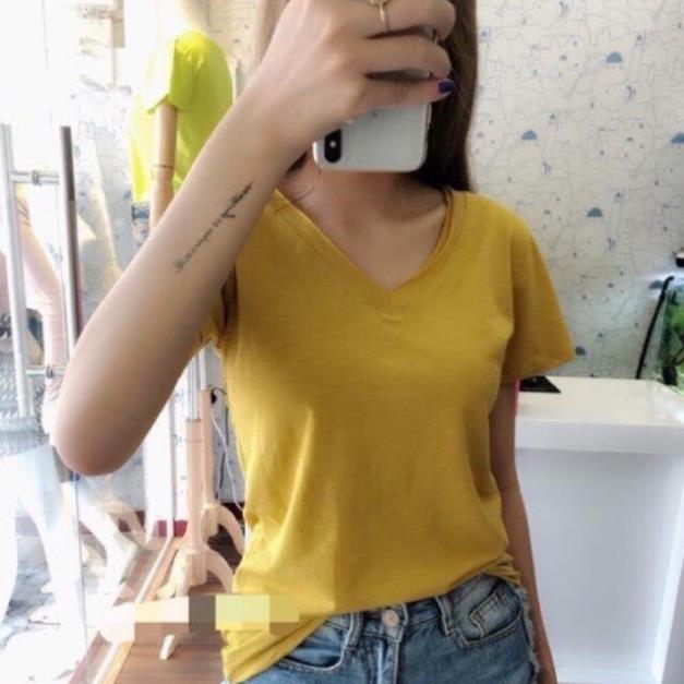 Áo phông giấy cổ chữ V năng động, cá tính cho nữ