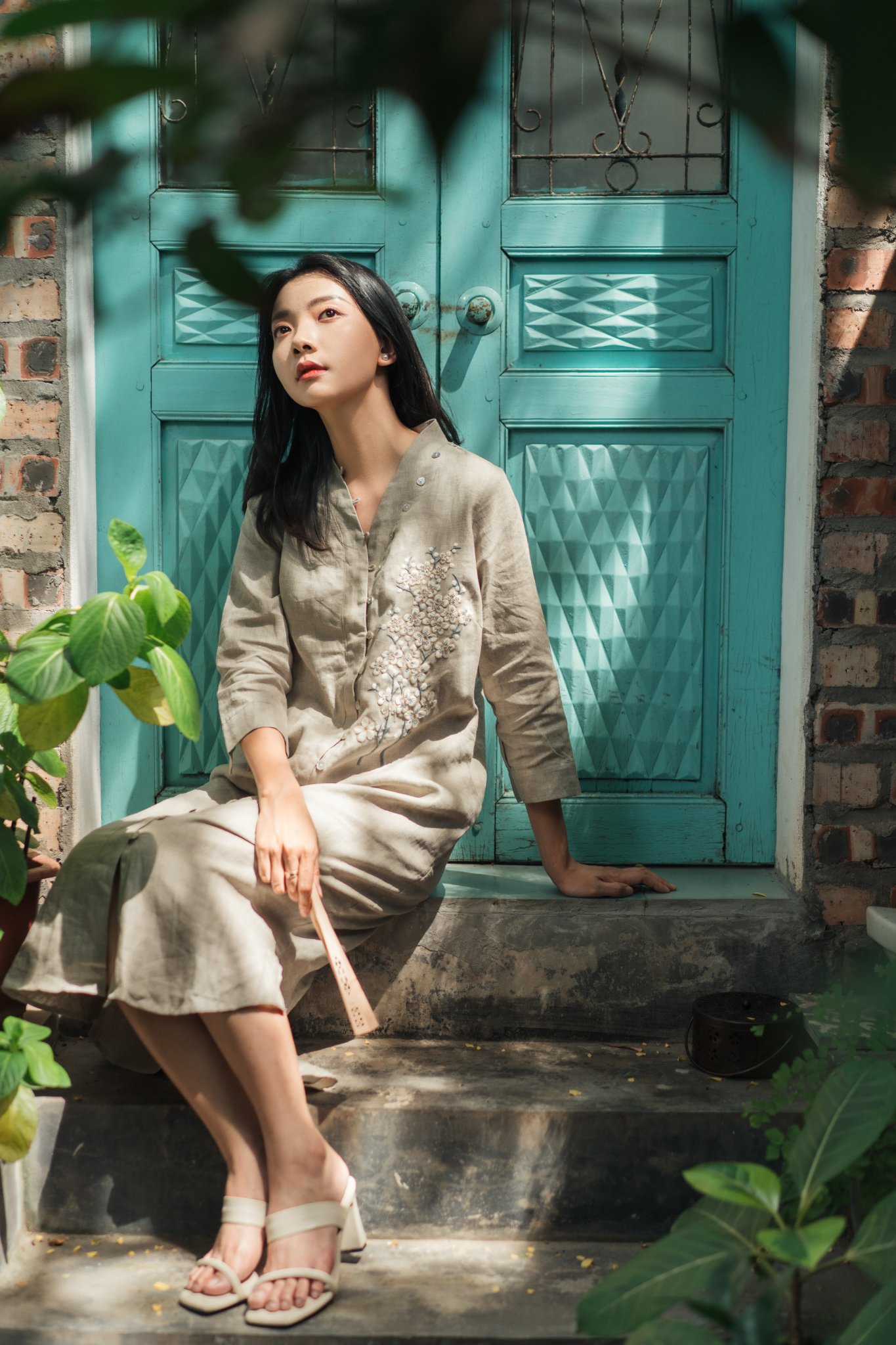 Váy cổ V khuy dọc linen m.tiêu thêu hoa đào