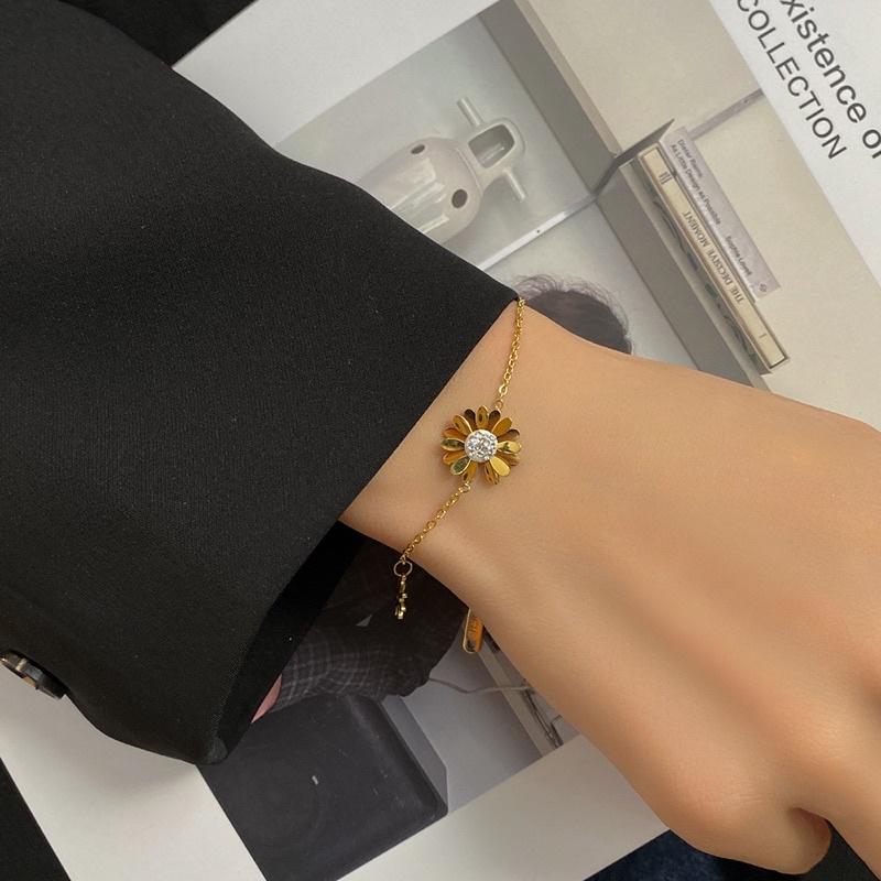 Vòng tay lắc tay nữ titan không đen hoa cúc vàng đẹp Ring House