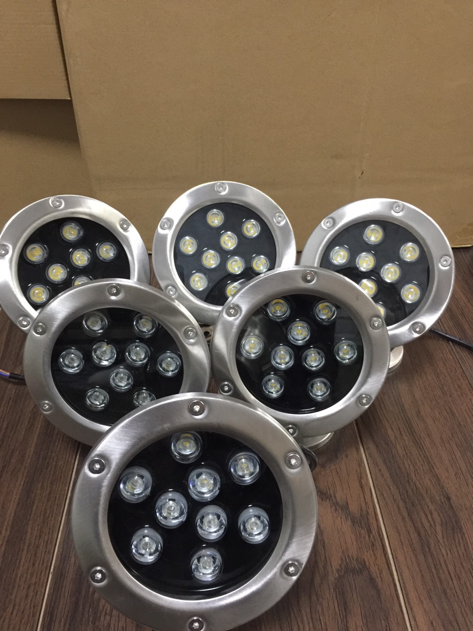 Đèn LED âm nước 9W đổi mầu, 24VAC, INOX 304. Tiêu chuẩn IP 68. Dùng chiếu bể cá, hồ bơi