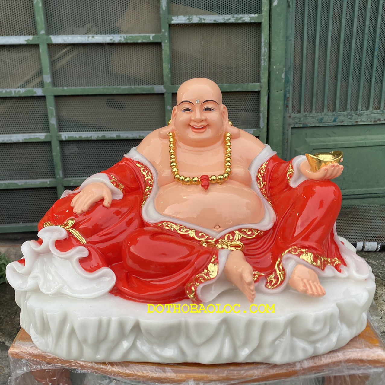 Tượng phật di lặc cầm thỏi vàng bằng đá Việt Nam ngang 40cm – Đỏ