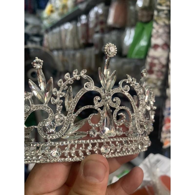 Vương miện cô dâu cổ tích chất liệu đá bắt sáng phản chiếu lấp lánh dưới ánh đèn hoa văn cầu kỳ mới giangpkc