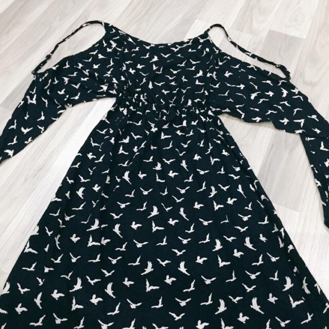 Đầm hở lưng cột nơ