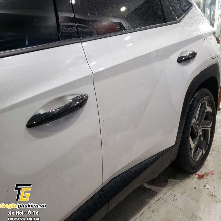 Ốp tay nắm cửa xe Hyundai Tucson 2022 nhựa ABS vân Carbon cao cấp