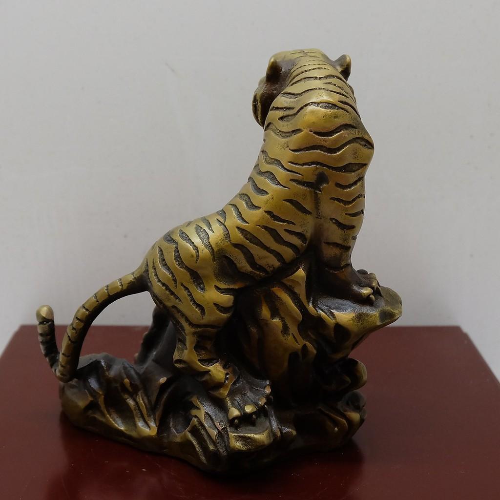 Linh Vật Hổ Trên Núi Đá