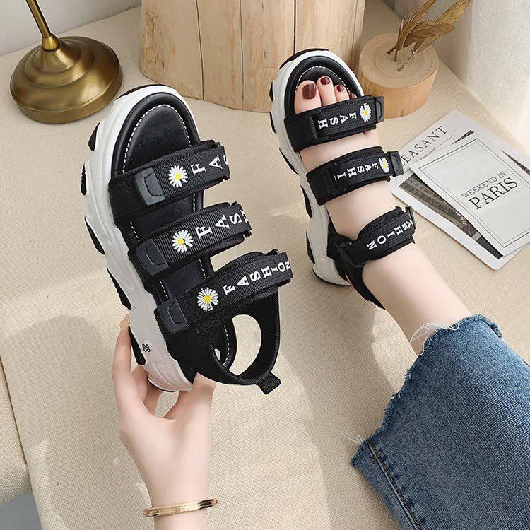 (3 MÀU) Sandal nữ Ulzang thời trang 3 quai ngang hoa cúc gắn mác siêu đẹp nữ tính