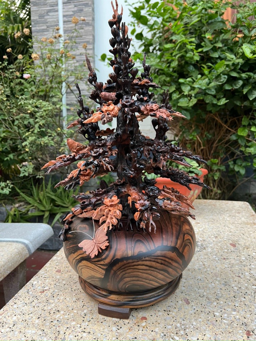 Bình hoa mai lan phong thủy trang trí phòng khách đẹp long lanh bằng gỗ mun hoa kt cao 60×30cm