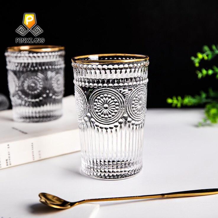 Sét bình đựng nước thủy tinh chịu nhiệt vân sần kèm 6 cốc trống đồng cao, khay tre và giá úp cốc