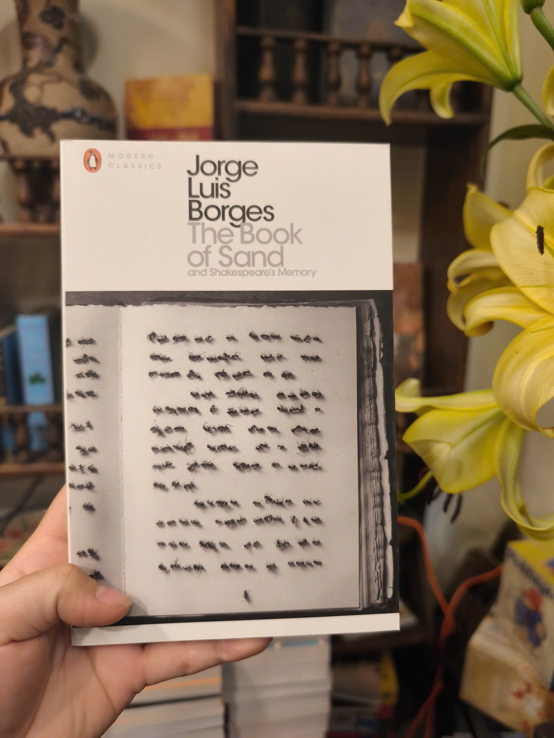 Sách - The Book of Sand &amp; Shakespeare's Memory by Jorge Luis Borges | Short Stories / Ngoại văn