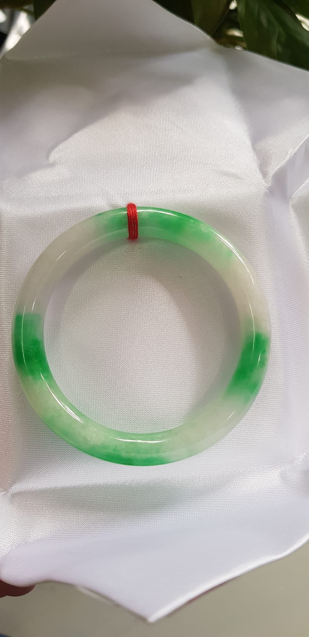 Vòng tay nữ đá Cẩm Thạch tự nhiên mới TR LÝ IC Sịn 51mm x chột 8mm Vòng màu xanh lý trắng bóng đều đẹp nữ 50kg - 54kg đeo ạ