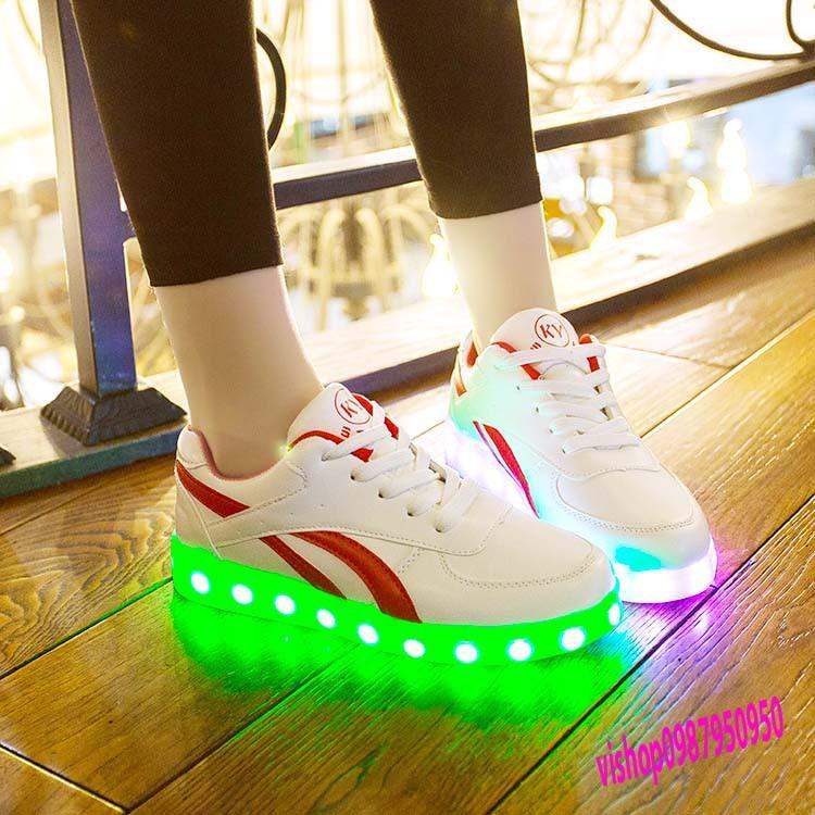 Giày phát sáng 2 vạch cong màu đỏ.Phát sáng 7 màu 8 chế độ kèm dây giày phát sáng mã SJ34 IB1991