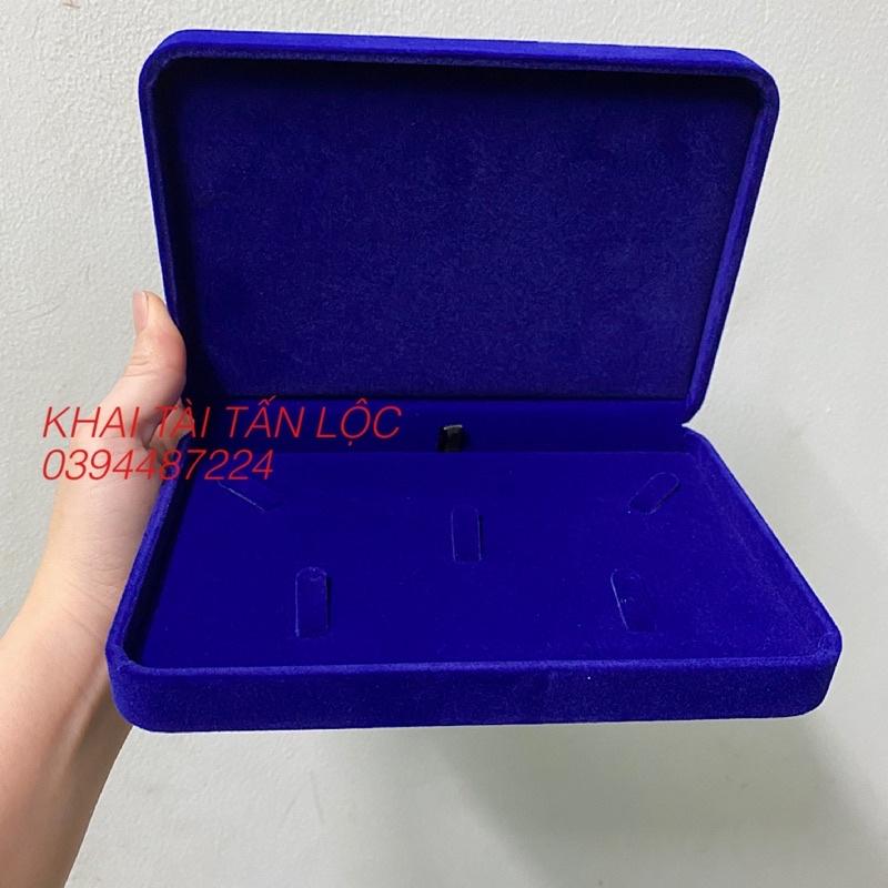 Hộp nhung xanh đen đựng cả bộ trang sức