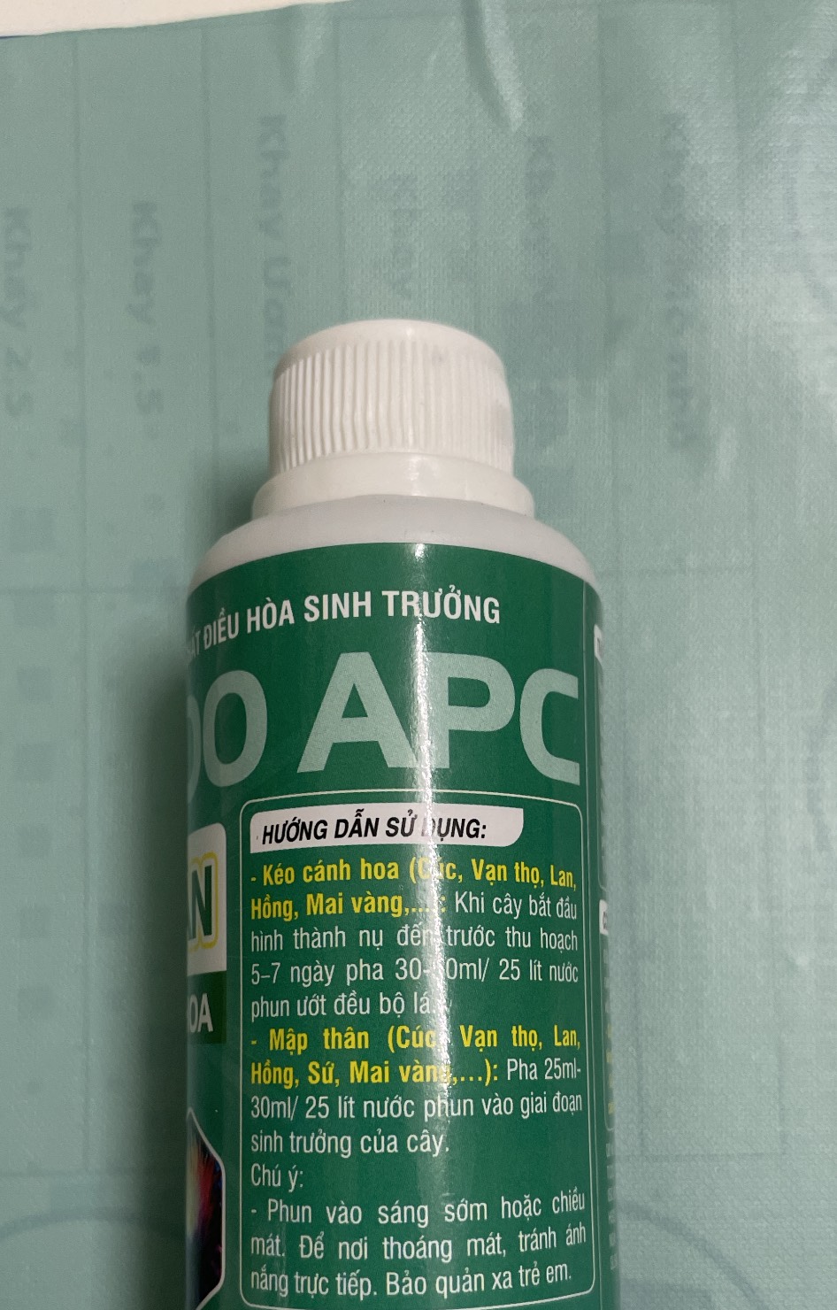 Phân bón điều hòa sinh trường VITA 100 APC mập thân kéo dài cánh hoa lọ 100ml