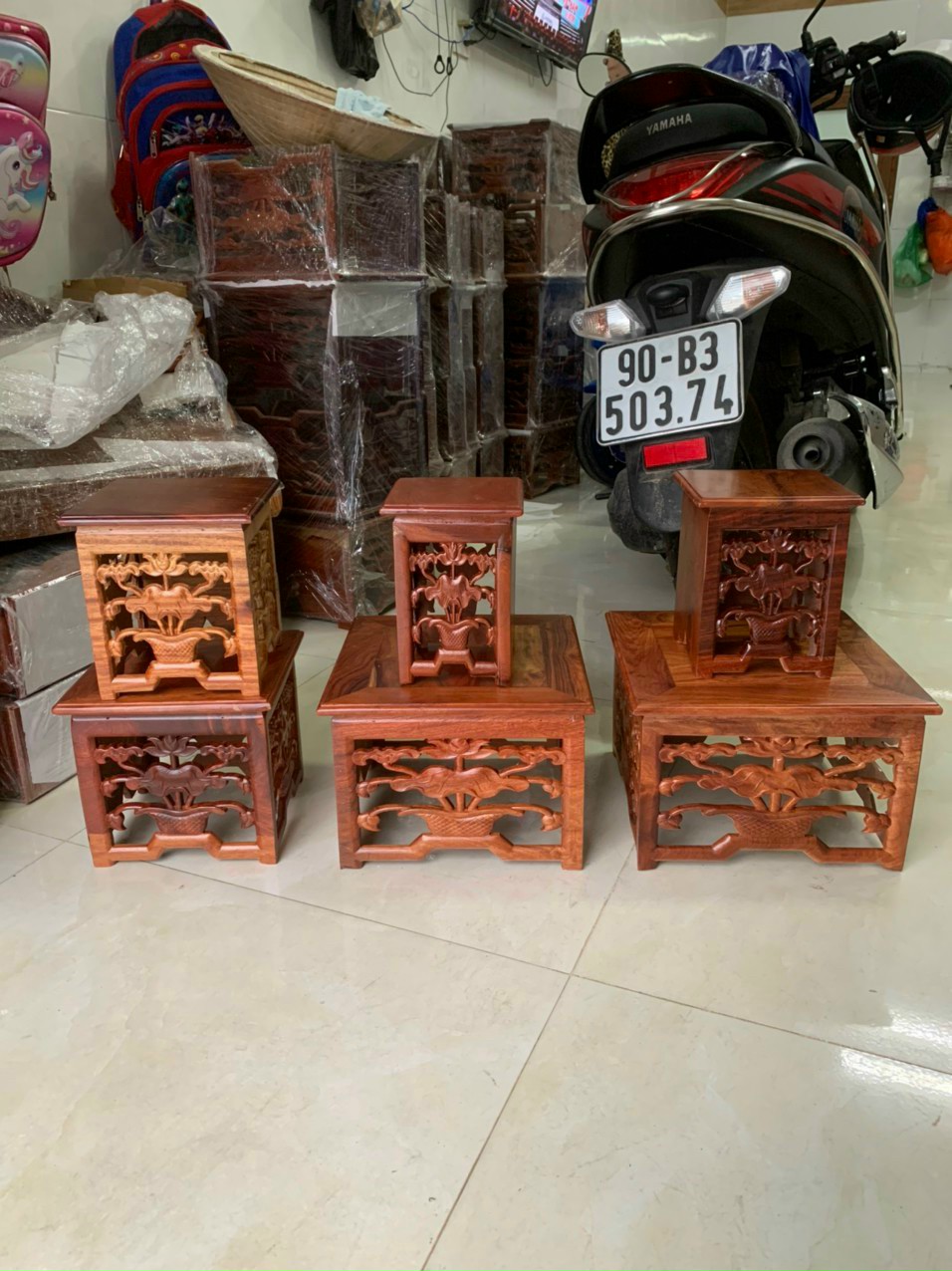 Đôn Đế Vuông Chạm Khắc Hoa Sen, Đế Kê Tượng Gỗ Hương Vuông Cao 18cm, mặt nhiều kích thước