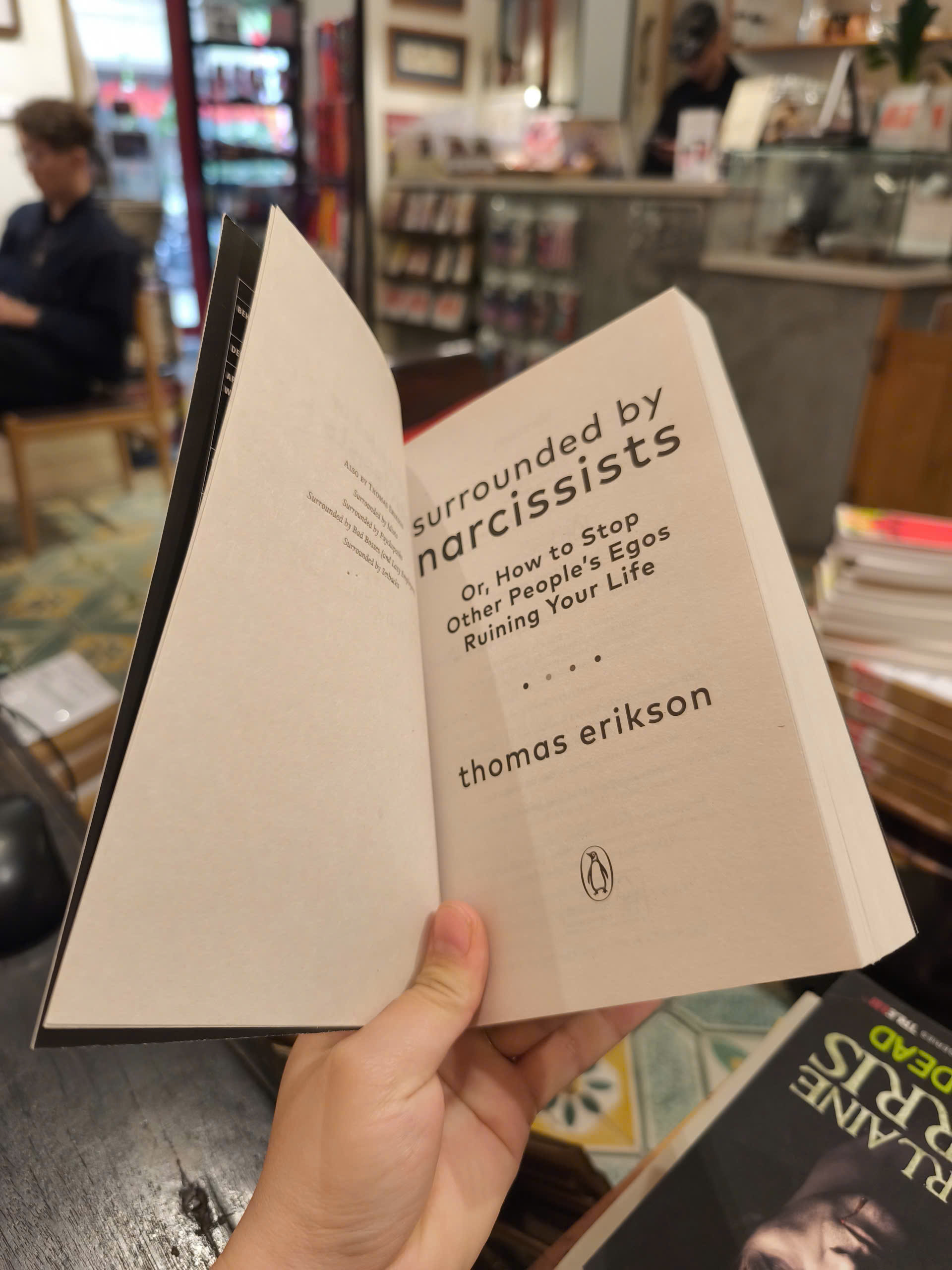 Sách - Surrounded By Narcissists by Thomas Erikson-How to Stop Other People's Egos Ruining Your Life
