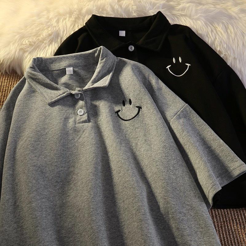 Áo polo nam nữ đều mặc được, thêu SMILE là điểm nhấn, gồm 3 màu đen trắng xám chất cotton
