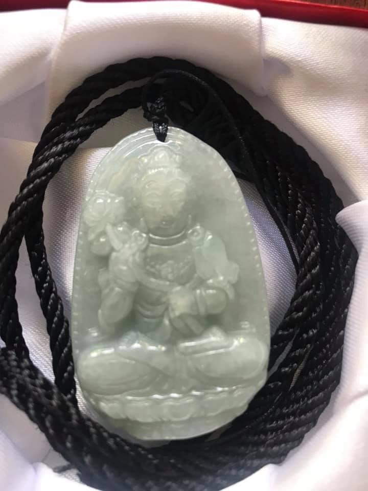 MẶT PHẬT ĐẠI THẾ CHÍ ĐÁ CẨM THẠCH TỰ NHIÊN TRẮNG XANH NHẸ NHẸ ĐỘ MỆNH NAM TUỔI NGỌ ĐỘ MAY MẮN BÌNH AN SIZE CAO 49MM NGANG 31MM DẦY 6MM8 CÓ DÂY LUÔN Ạ