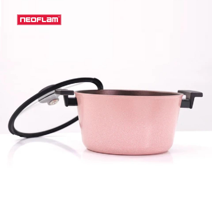 Bộ đôi nồi chảo chống dính bếp từ Neoflam Reverse 24cm, phủ chống dính Daikin 4 sao Nhật Bản. Vung bằng kính cường lực viền silicone đen. Tráng chống dính bên ngoài màu hồng