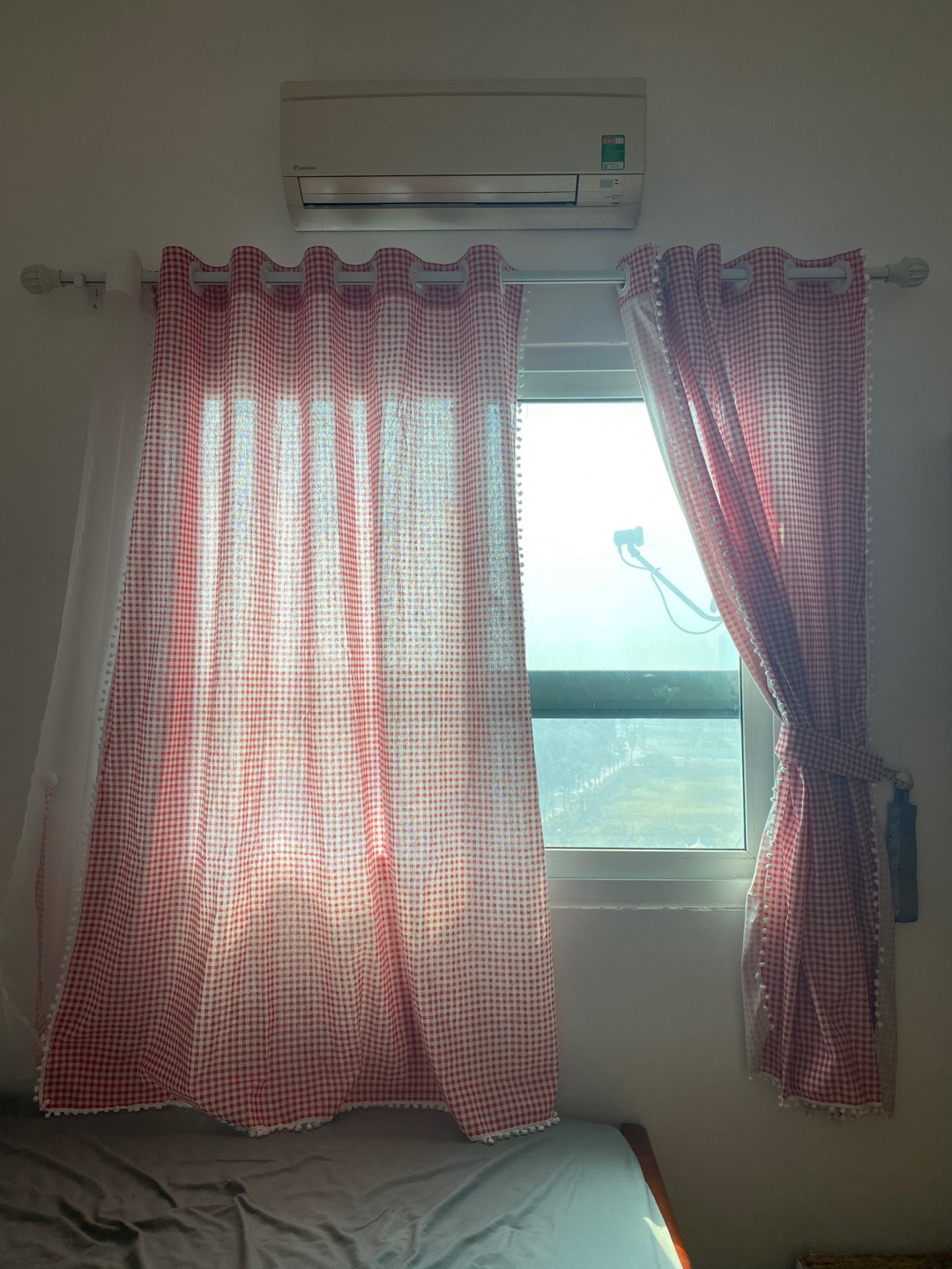 Rèm cửa sổ chống nắng decor MARYTEXCO trang trí nhà cửa, làm dịu nhẹ ánh sáng tự nhiên, rèm ore hoàn thiện tặng kèm dây buộc rèm vintage, viền tua rua trắng - họa tiết CARO ĐỎ R-A03