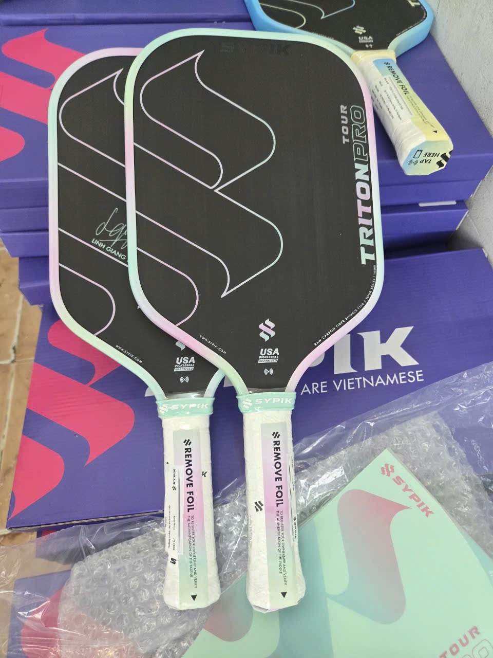 ￼Vợt Pickleball Sypik Triton Pro Sport Thể Thao Thể Dục Tennis Bóng - Màu Xanh Biển và Hồng Phấn - Cacbon, Cán Vợt, Banh