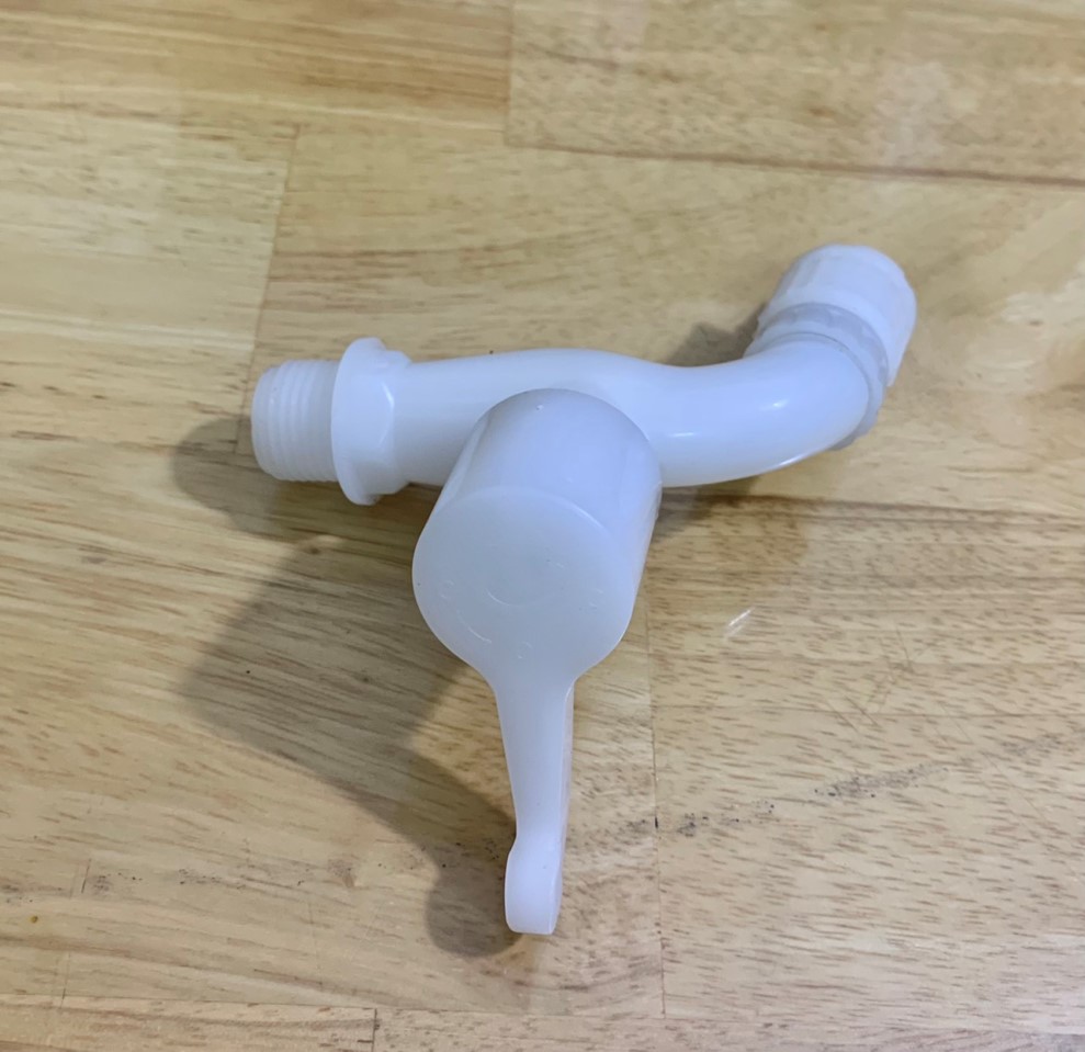 Vòi nước nhựa trắng