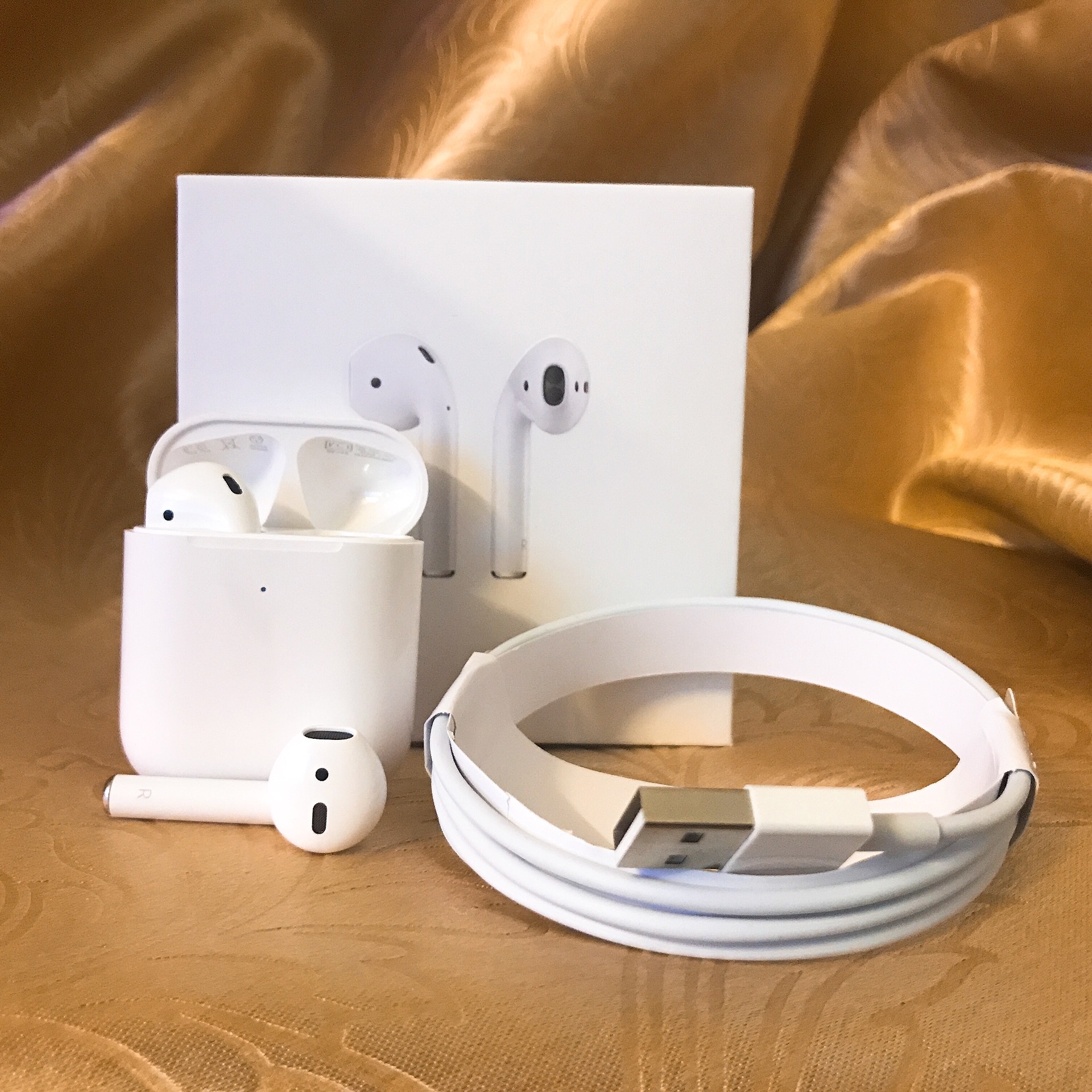 Tai nghe AirPods - Thiết kế đẹp sang trọng -Nhỏ gọn đặc biệt là tính năng không dây tiện lợi, - Chất âm tai nghe tuyệt, cho người dùng sự trải nghiệm ngoài sức tưởng tượng