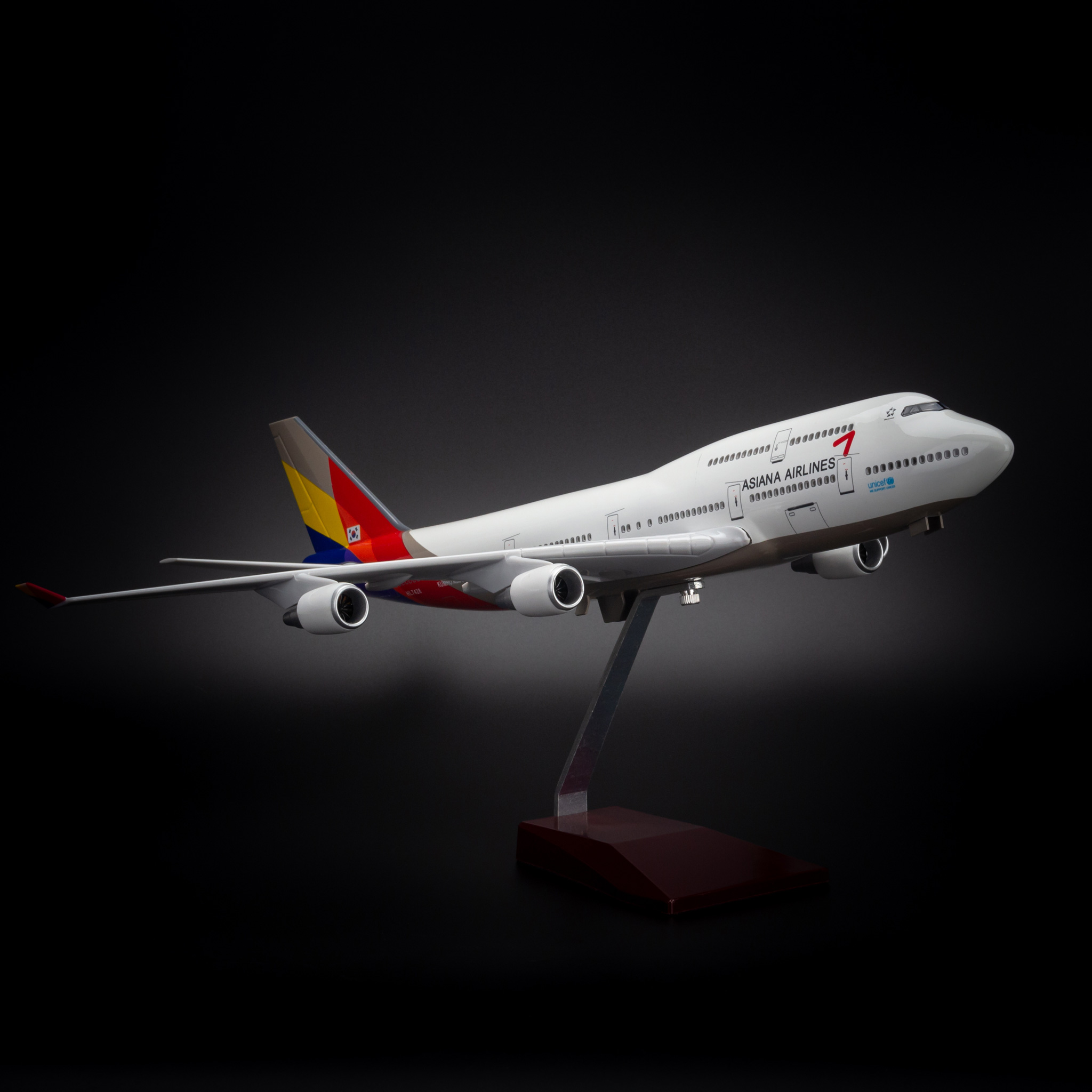 Mô hình máy bay Asiana Airlines Boeing B747 lắp ráp có đèn 47cm MBMH46