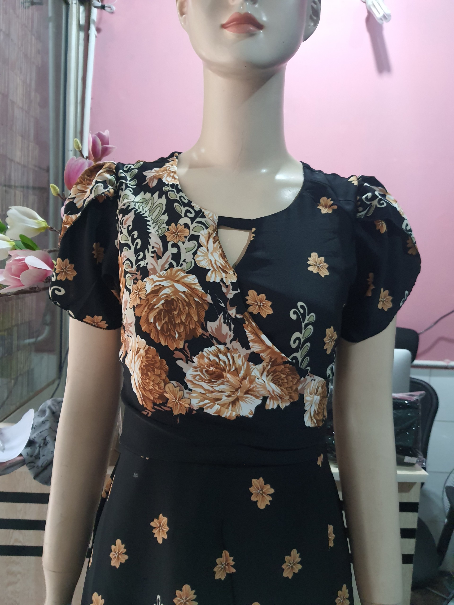 Đầm Xòe Hoa Trung Niên chất voan lót thun nhẹ nhàng,mềm mịn,thoáng mát. Đầm kiểu dáng đơn giản với thiết kế xòe form dài,in hoa nhẹ nhàng nữ tính.Đầm thích hợp cho các Cô,Chị đi làm công sở,đi chơi,đi tiệc(tùy theo kết hợp phụ kiện) nhé