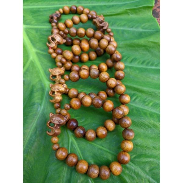 Vòng tay nữ hạt tròn 8li charm mix hồ ly gỗ thơm bach màu tự nhiên
