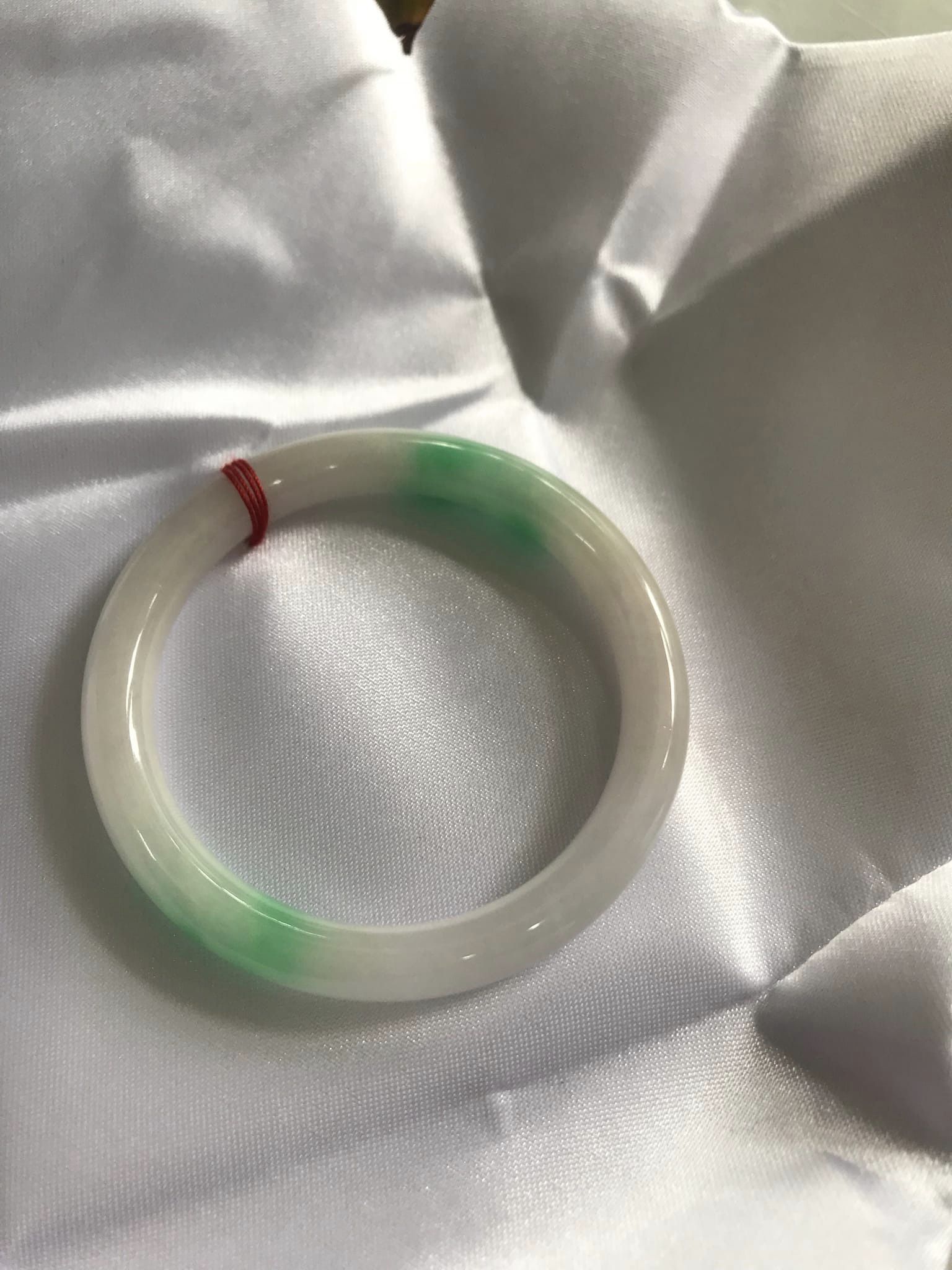 Vòng tay nữ Cẩm Thạch tự nhiên mới TR LÝ IC 50mm x chột 7mm Vòng màu trắng bóng xanh lý nhẹ 2 bên nữ mệnh kim mệnh thủy 49kg - 52kg đeo ạ