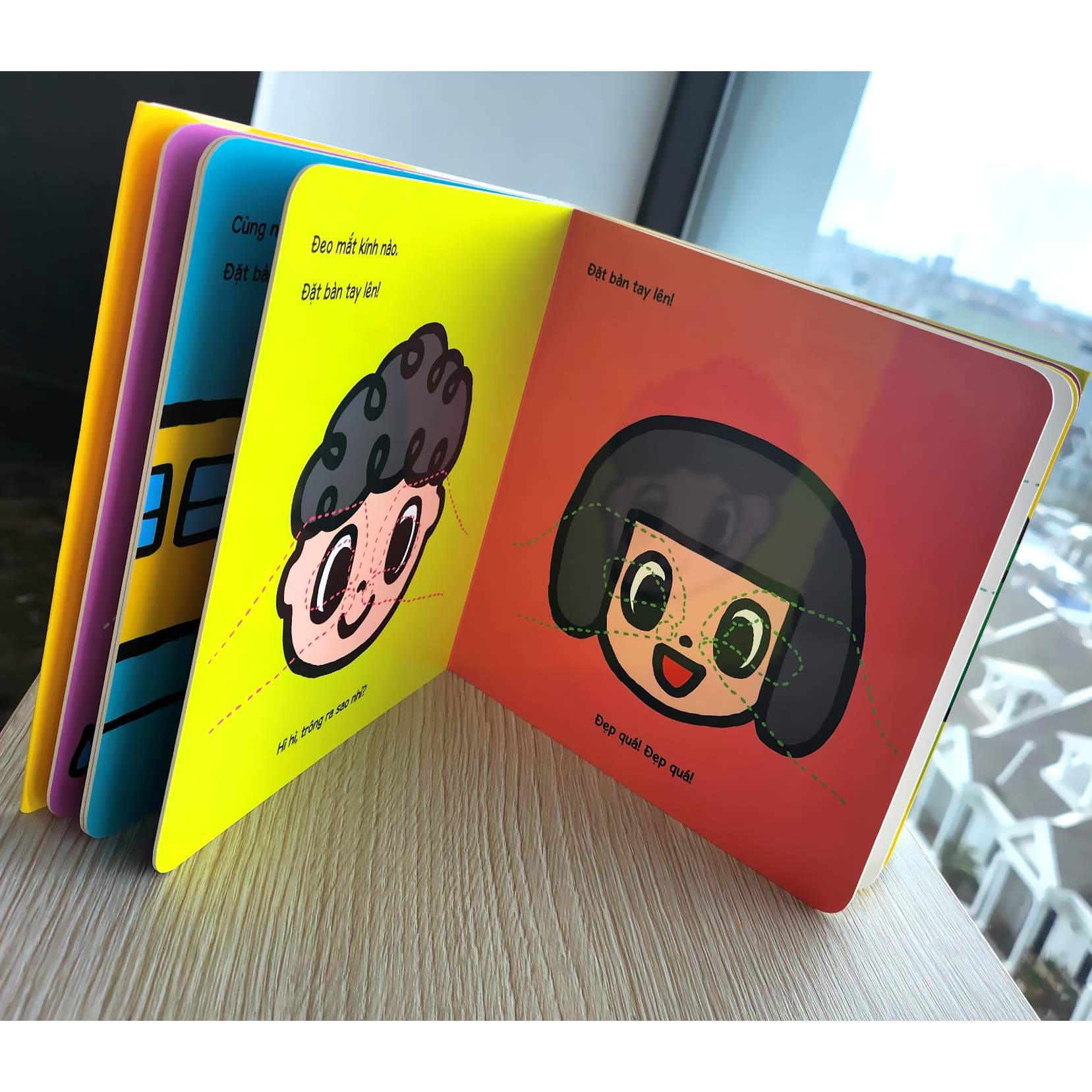 Sách Bàn tay kỳ diệu - Vui đùa cùng đôi tay - Bé nhìn thấy gì nào?