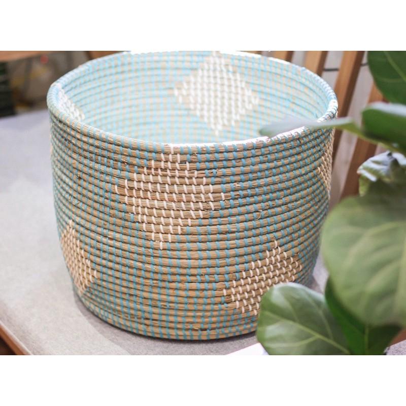 Giỏ đan xanh họa tiết kim cương được làm thủ công bằng tay, với chất liệu mây tre từ thiên nhiên