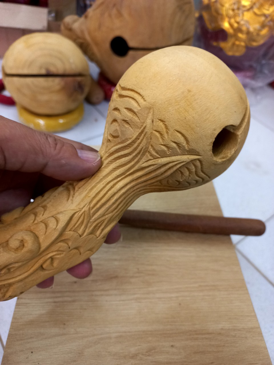 Hình ảnh Mõ tụng kinh phật bằng gỗ mít lục lõi không dát ,tay cầm khắc đầu rồng để mộc kt 20×8×6cm