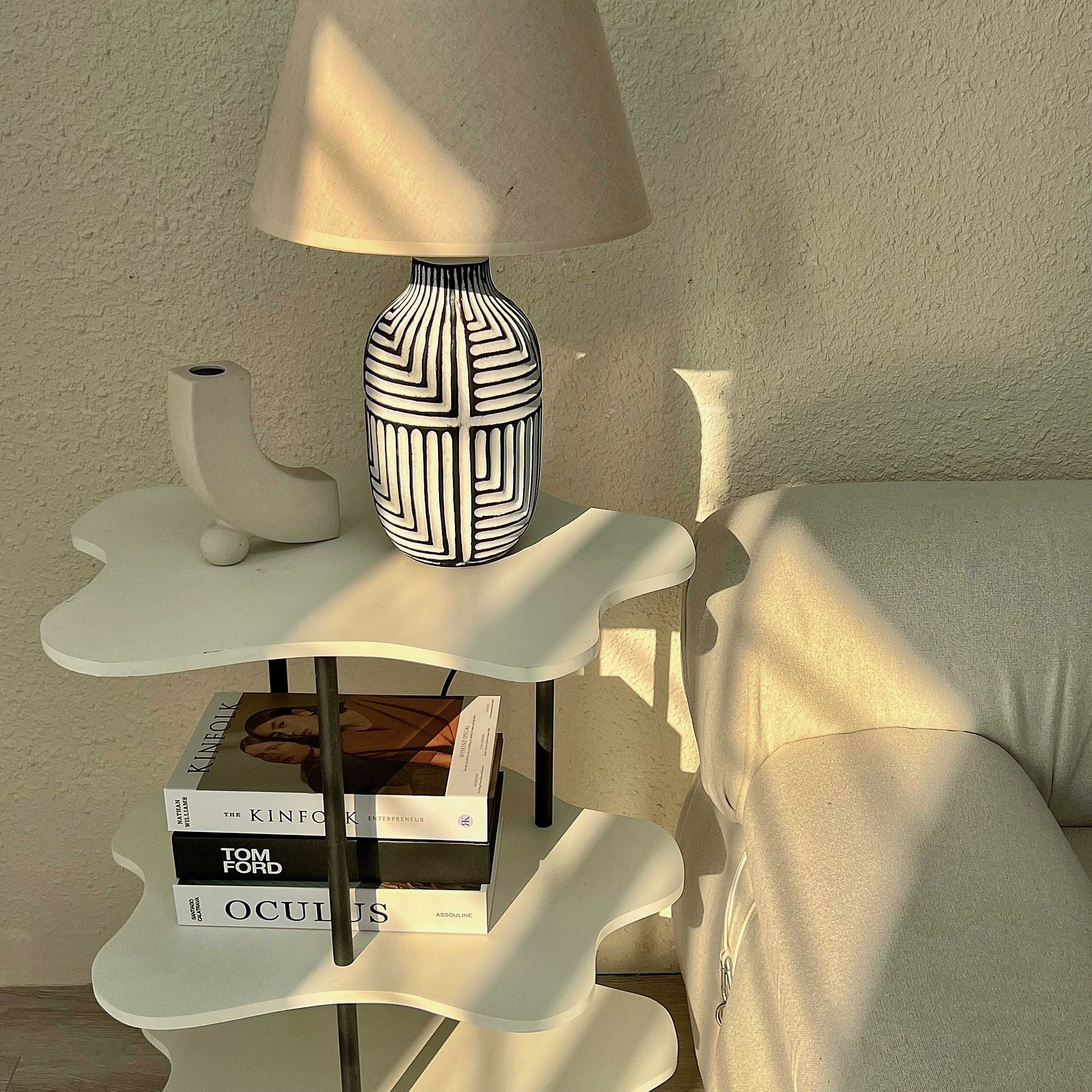 Đèn ngủ để bàn gốm sứ trắng tinh tế, sang trọng, mũ đèn bằng vải DBG021