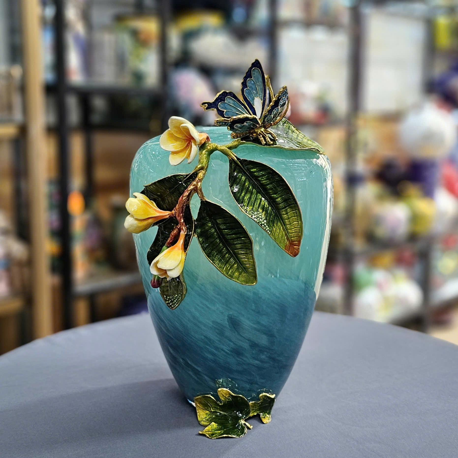 Bình cắm hoa thủy tinh tráng men màu xanh ngọc, Đính hoa bằng đồng phủ bóng