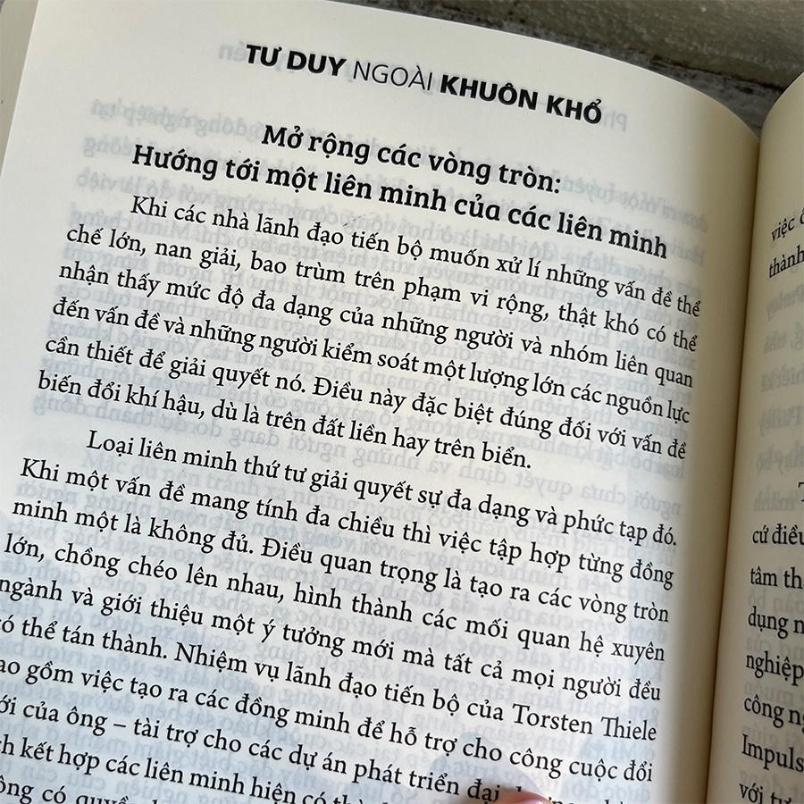 Sách: Tư Duy Ngoài Khuôn Khổ - Lãnh Đạo Tiến Bộ, Đổi Mới Thế Hệ