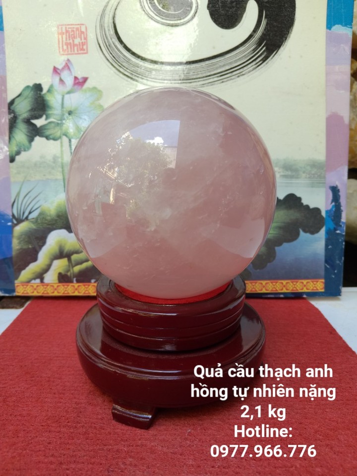 Quả Cầu Đá Thach Anh Hồng Phong Thủy Có Tặng Kèm Đế Gỗ Xoay (2,1 kg)