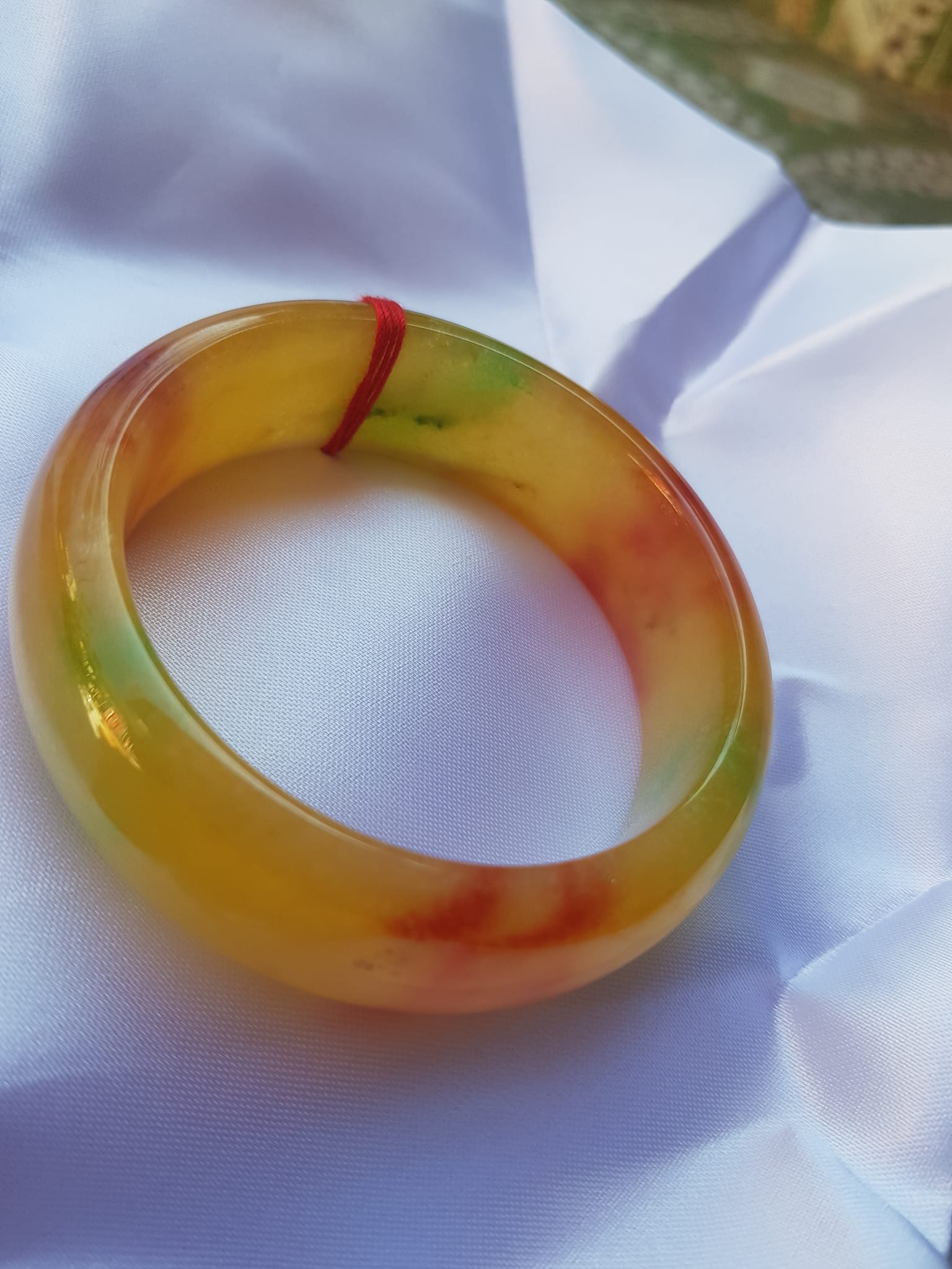 Vòng Tay Bản Hẹ Vàng Đỏ tươi bóng đẹp Size 59mm x cao 19mm x dầy 9mm Chất liệu đá cẩm thạch Hợp Nam Nữ mệnh Thổ mệnh Kim 60kg - 68kg đeo đẹp ạ