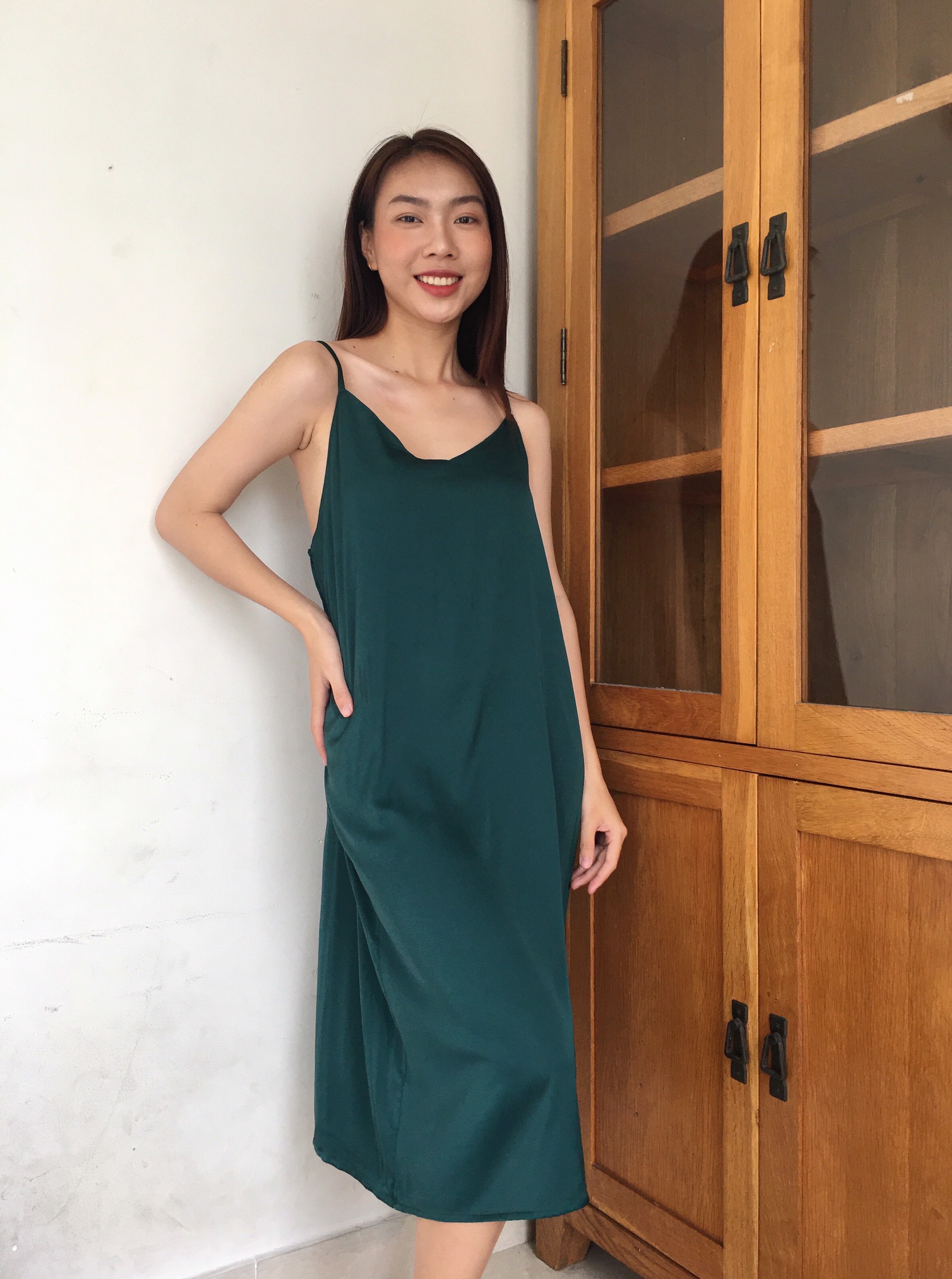 [HATU SLEEPWEAR] Váy ngủ lụa 2 dây trơn dáng dài qua gối tặng kèm quần chip ren-Màu xanh lá