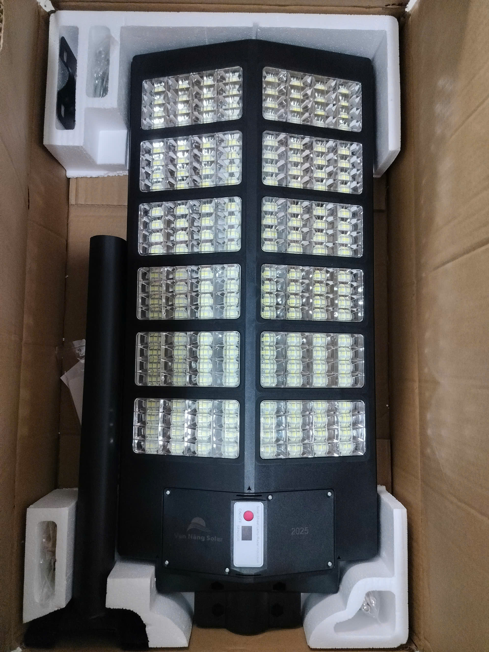 Đèn đường liền thể năng lượng mặt trời 600W