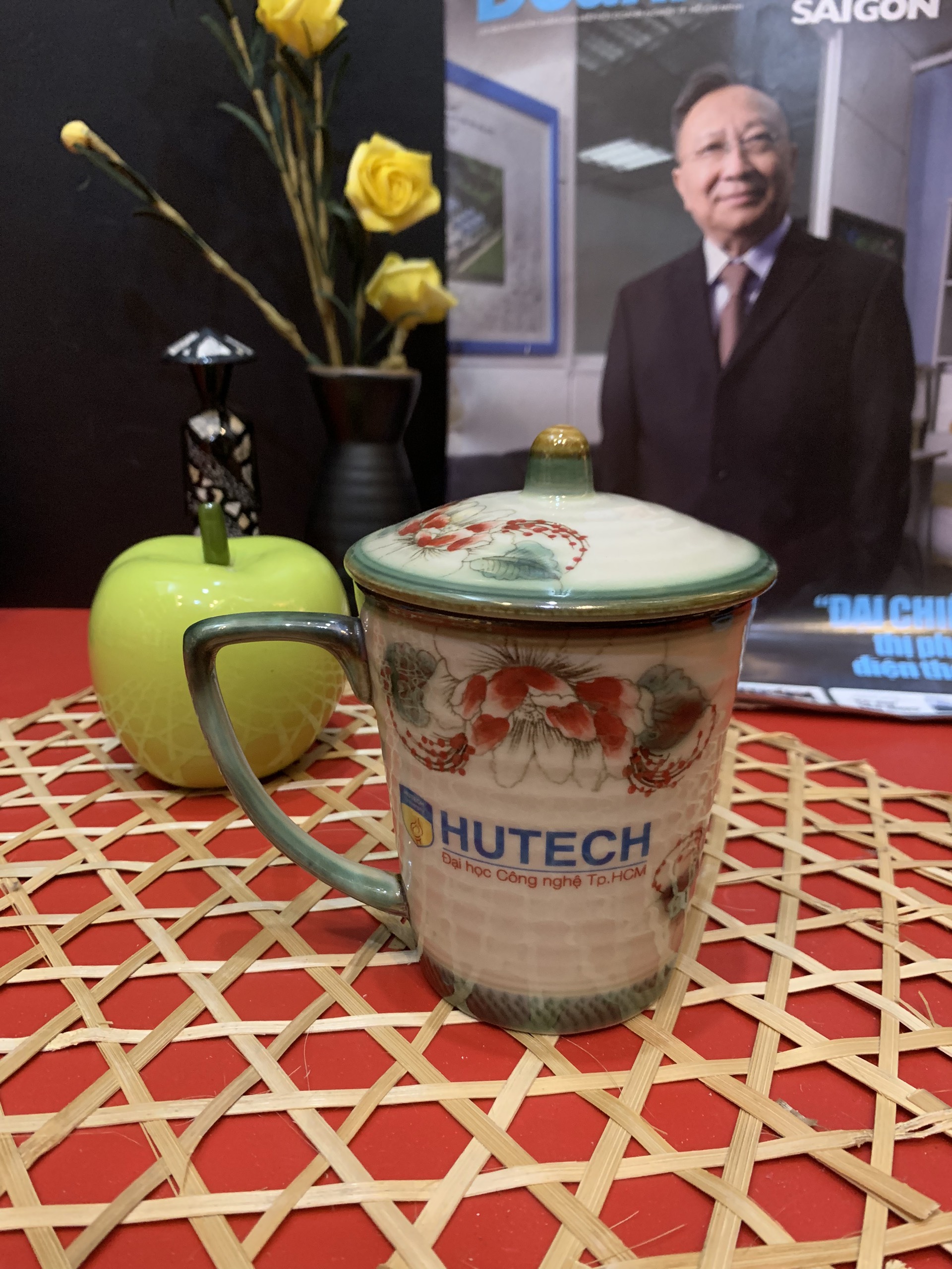 HUTECH-Ly có nắp vẽ hoa văn - Quà tặng tốt Nghiệp
