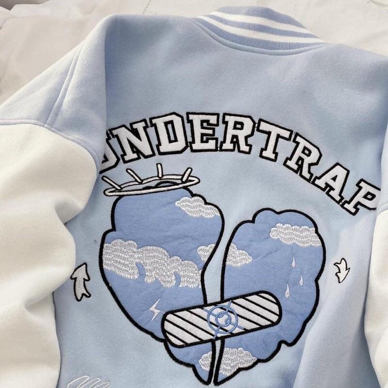 Áo khoác nỉ bomber unisex chất dày cúc bấm thêu chữ UNDERTRAP Áo Khoác Varsity Unisex Cúc Bấm Thêu Nổi Chữ U Chất Nỉ