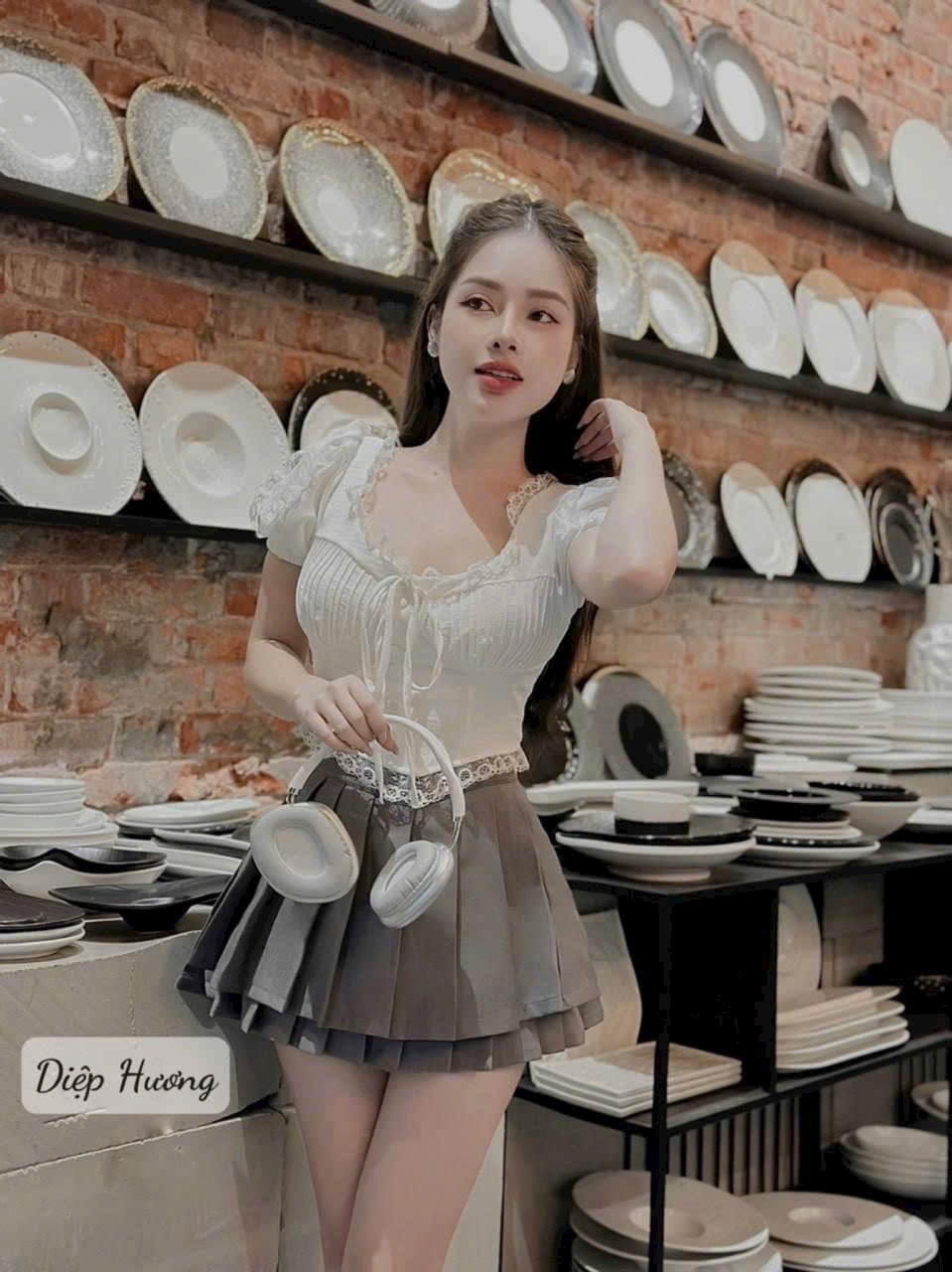 Áo Trắng Tay Bồng Phối Nơ Mix Chân Váy Xếp Ly